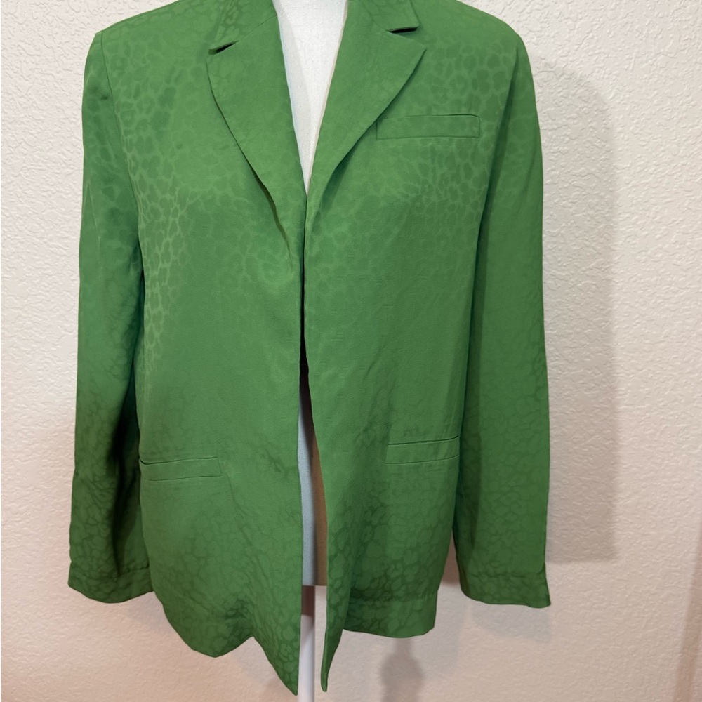 Striking Green Blazer with Notched Lapel and Textured Fabric